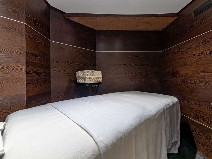 HIGHLANDER - Massage Room