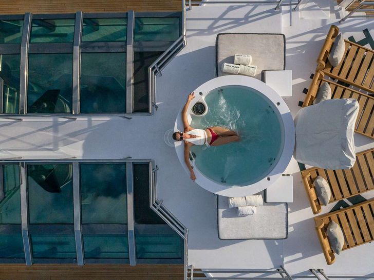 HIGHLANDER - Sun Deck Jacuzzi HIGHLANDER - Sun Deck Jacuzzi