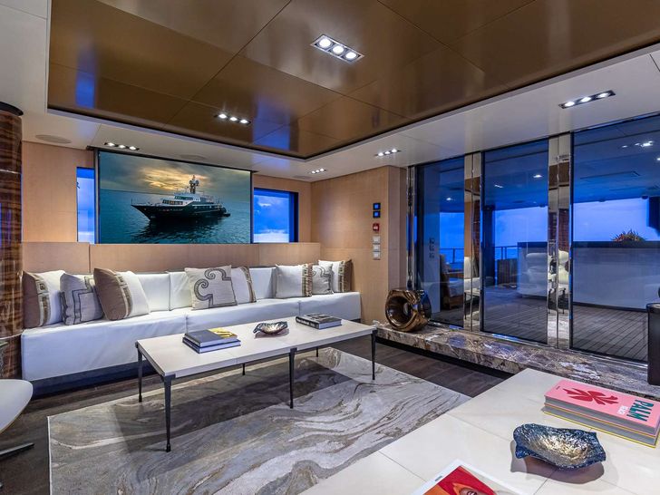 HIGHLANDER - Main Salon Looking Aft HIGHLANDER - Main Salon Looking Aft