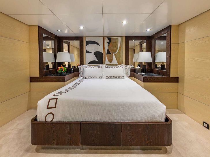 HIGHLANDER - VIP Queen Stateroom HIGHLANDER - VIP Queen Stateroom