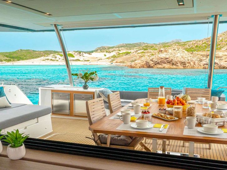SEMPER FIDELIS Fountaine Pajot Alegria 67 - alfresco dining area SEMPER FIDELIS Fountaine Pajot Alegria 67 - alfresco dining area