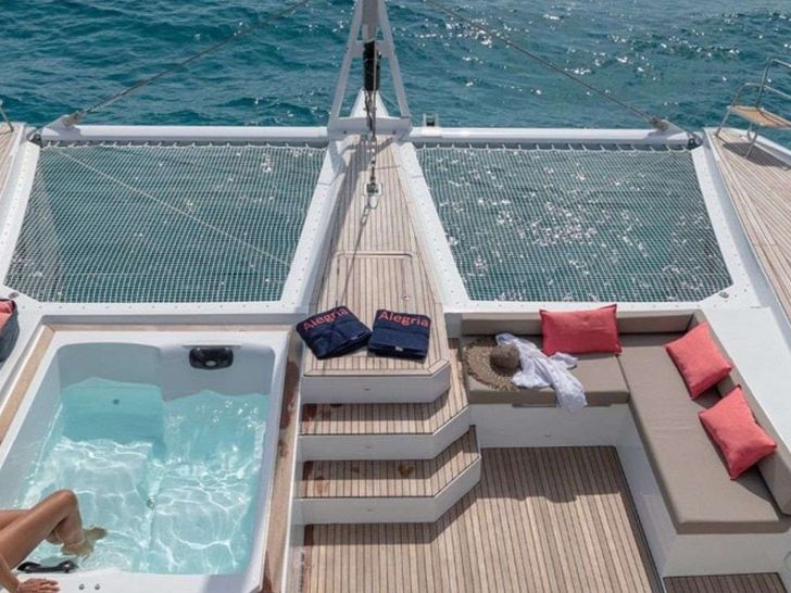 SEMPER FIDELIS Fountaine Pajot Alegria 67 - foredeck with a jacuzzi SEMPER FIDELIS Fountaine Pajot Alegria 67 - foredeck with a jacuzzi