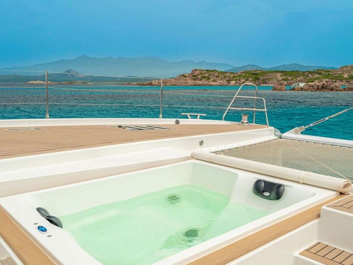 SEMPER FIDELIS Fountaine Pajot Alegria 67 - jacuzzi SEMPER FIDELIS Fountaine Pajot Alegria 67 - jacuzzi