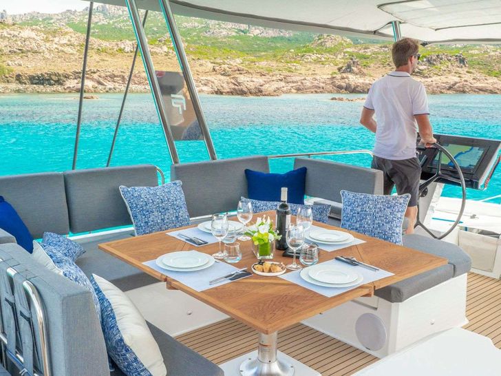 SEMPER FIDELIS Fountaine Pajot Alegria 67 - flybridge SEMPER FIDELIS Fountaine Pajot Alegria 67 - flybridge