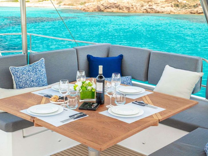 SEMPER FIDELIS Fountaine Pajot Alegria 67 - flybridge dining area SEMPER FIDELIS Fountaine Pajot Alegria 67 - flybridge dining area