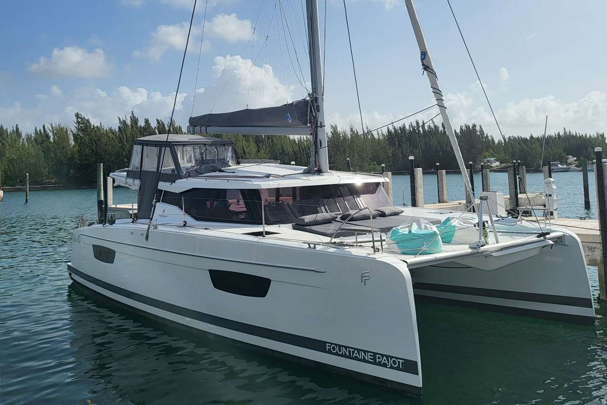 VIVE LAMOUR Fountaine Pajot Isla 40 - anchored side profile