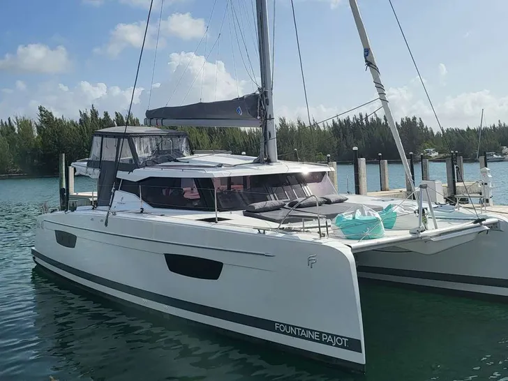 VIVE LAMOUR Fountaine Pajot Isla 40 - anchored side profile VIVE LAMOUR Fountaine Pajot Isla 40 - anchored side profile