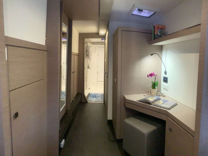 VIVE LAMOUR - Fountaine Pajot 40,main cabin bathroom VIVE LAMOUR - Fountaine Pajot 40,main cabin bathroom