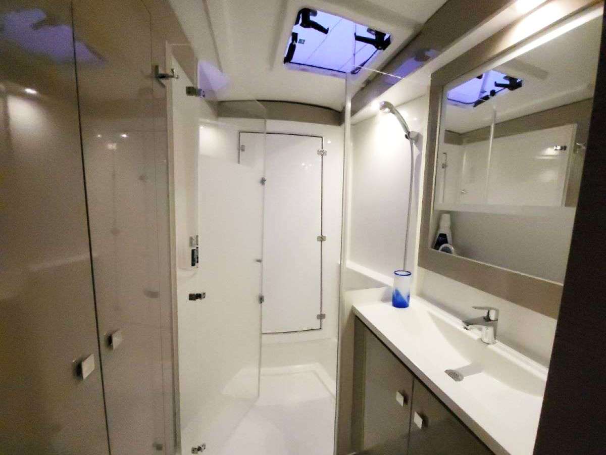 VIVE LAMOUR Fountaine Pajot Isla 40 - cabin 2 bathroom