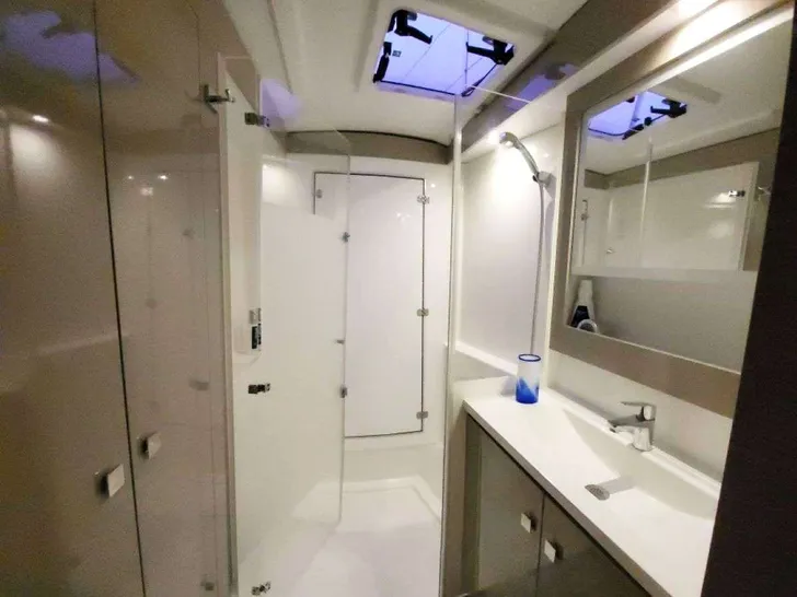 VIVE LAMOUR Fountaine Pajot Isla 40 - cabin 2 bathroom VIVE LAMOUR Fountaine Pajot Isla 40 - cabin 2 bathroom