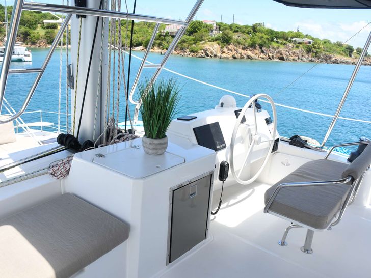 ESCAPADE - Bali 5.4 - Helm station ESCAPADE - Bali 5.4 - Helm station