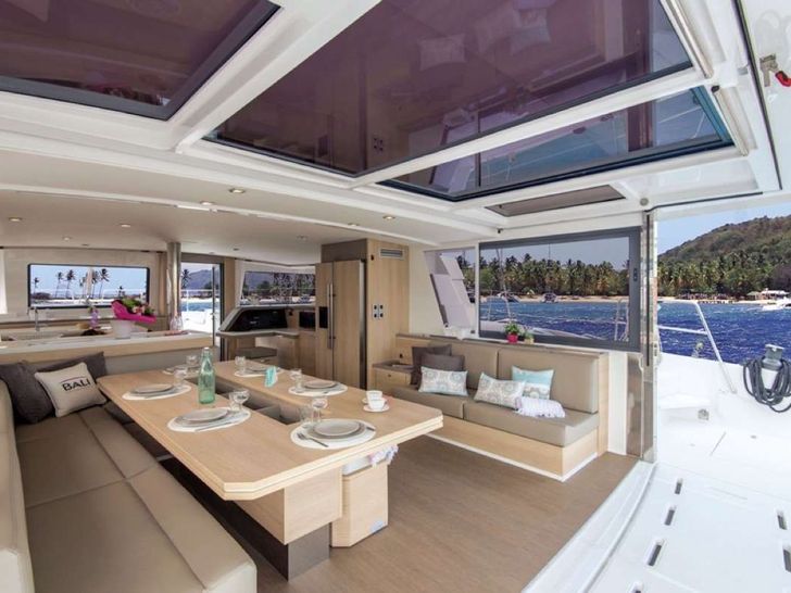 ESCAPADE - Cockpit dining area ESCAPADE - Cockpit dining area