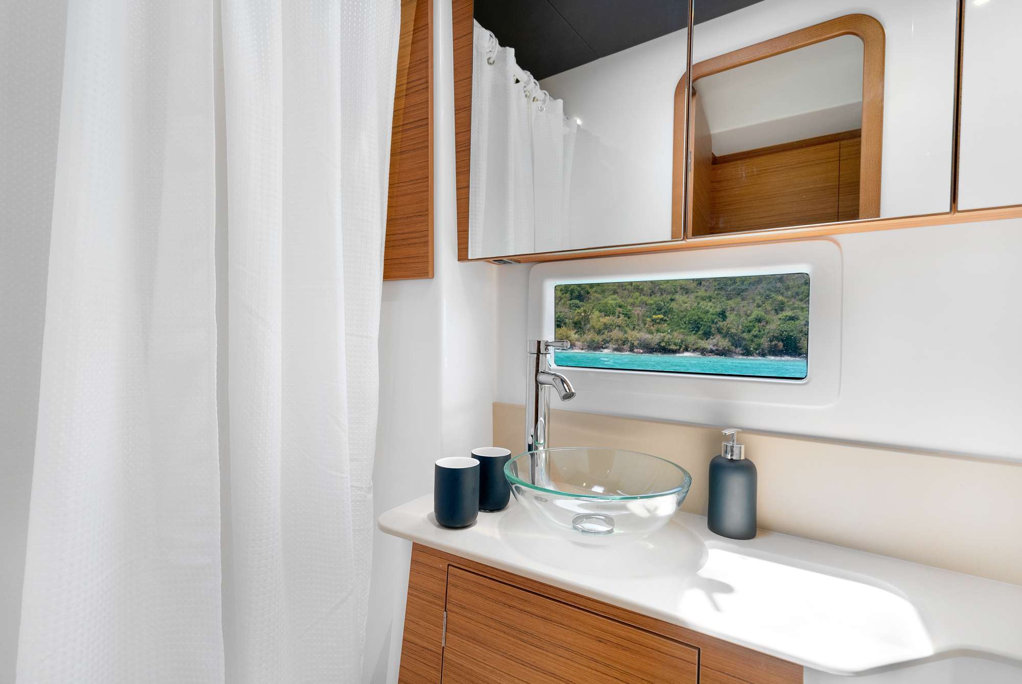 Charter Yacht WALK'N ON SUNSHINE - Dufour 48 - 4 Cabins - Grenadines - Windwards - BVI - USVI - Caribbean