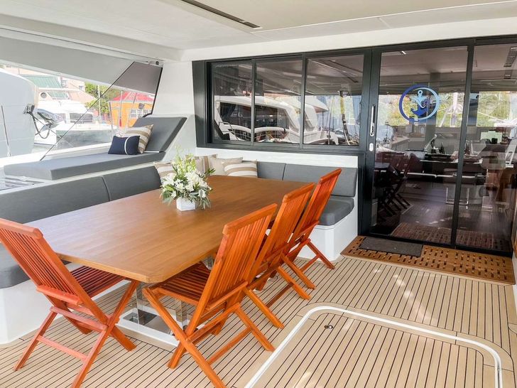 PERFECT LANDING Fountaine Pajot Samana 59 - Aft Deck Dining Area PERFECT LANDING Fountaine Pajot Samana 59 - Aft Deck Dining Area