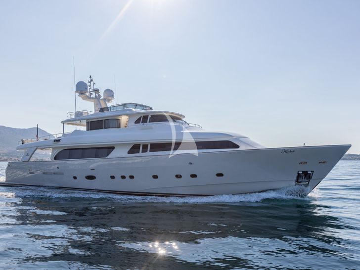 KLOBUK Ferretti Custom Line Navetta 30 - profile KLOBUK Ferretti Custom Line Navetta 30 - profile