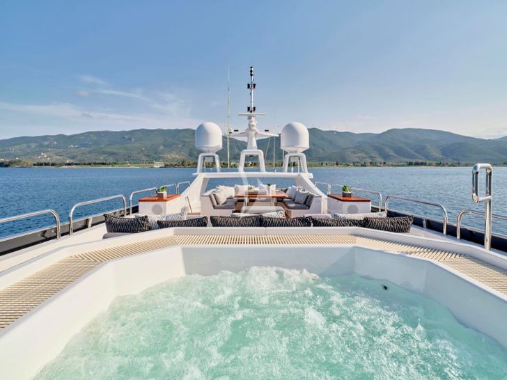 ELEMENT - fly bridge jacuzzi ELEMENT - fly bridge jacuzzi