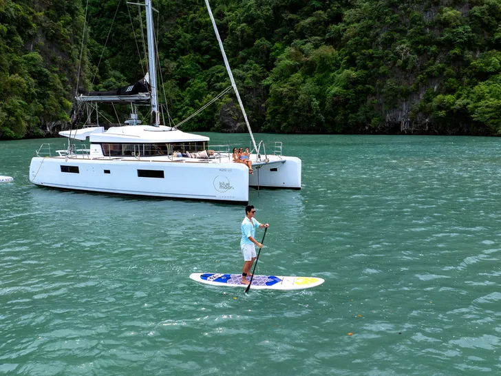 BLUE MOON Lagoon 52F - paddleboarding BLUE MOON Lagoon 52F - paddleboarding