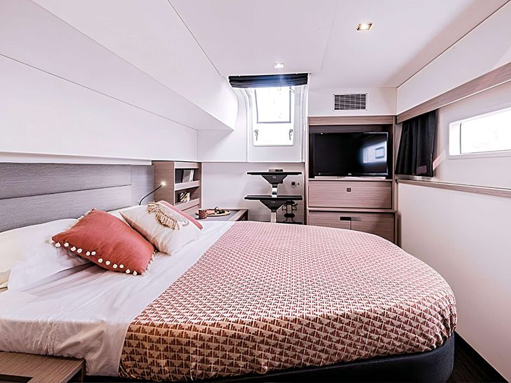 VIENNA - Master Cabin,Queen bed with private aft entrance from transom