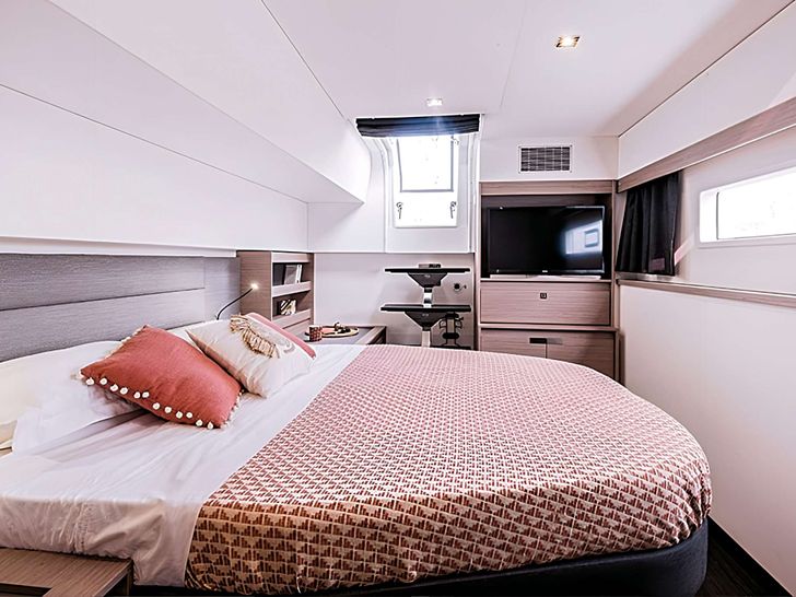 VIENNA - Master Cabin,Queen bed with private aft entrance from transom VIENNA - Master Cabin,Queen bed with private aft entrance from transom