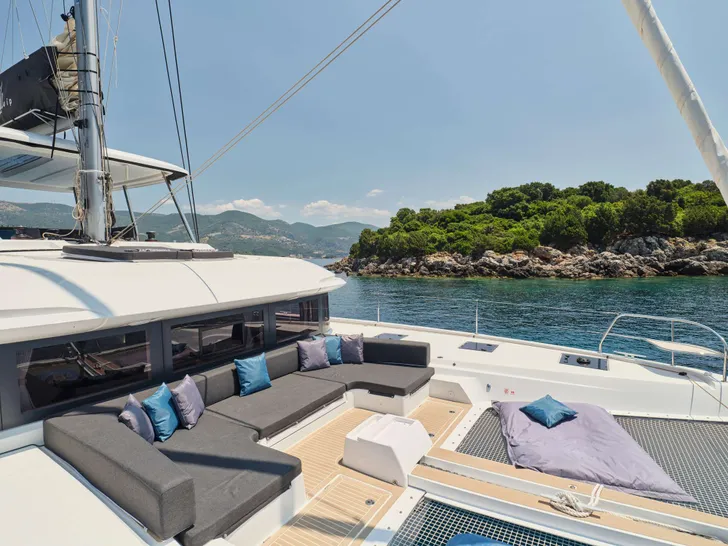 AZUL Lagoon 55 - foredeck seating area AZUL Lagoon 55 - foredeck seating area