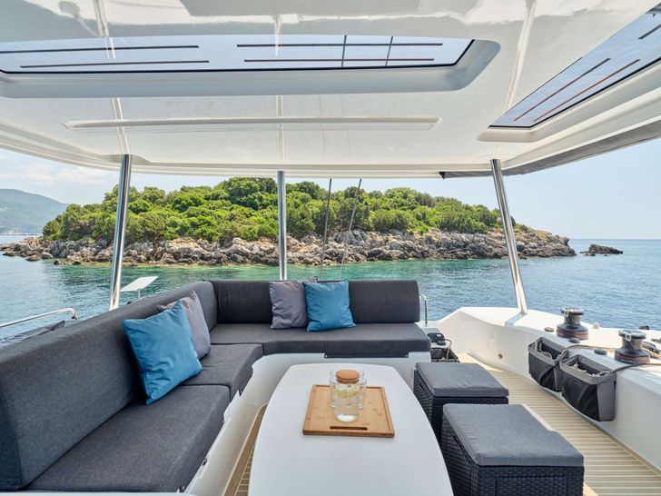 AZUL Lagoon 55 - flybridge seating area AZUL Lagoon 55 - flybridge seating area