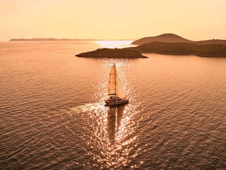 AZUL Lagoon 55 - cruising under the sunset AZUL Lagoon 55 - cruising under the sunset