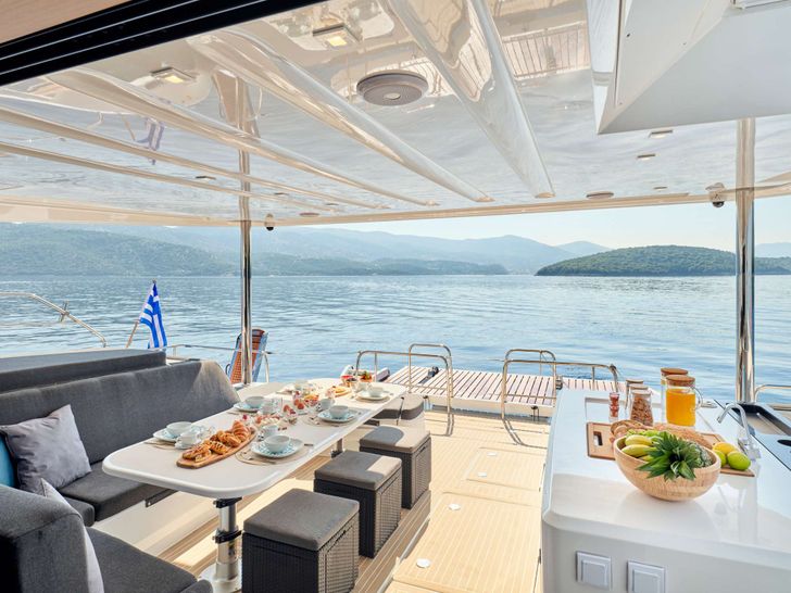 AZUL Lagoon 55 - aft alfresco dining area AZUL Lagoon 55 - aft alfresco dining area