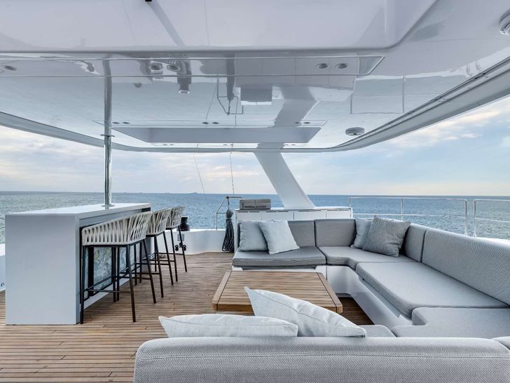 AGATA BLU Sunreef 70 flybridge with a minibar AGATA BLU Sunreef 70 flybridge with a minibar