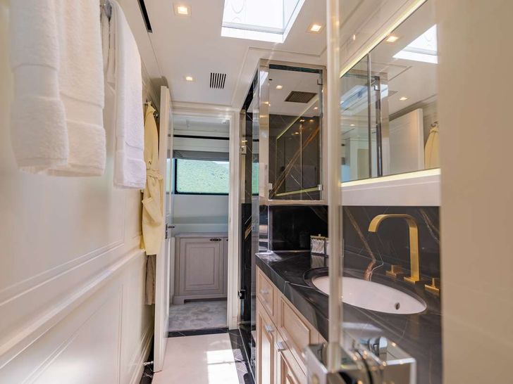 VALENTINA II Yacht Ensuite 1 VALENTINA II Yacht Ensuite 1