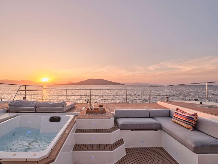ALENA Fountaine Pajot Power 67 - foredeck jacuzzi and lounge ALENA Fountaine Pajot Power 67 - foredeck jacuzzi and lounge