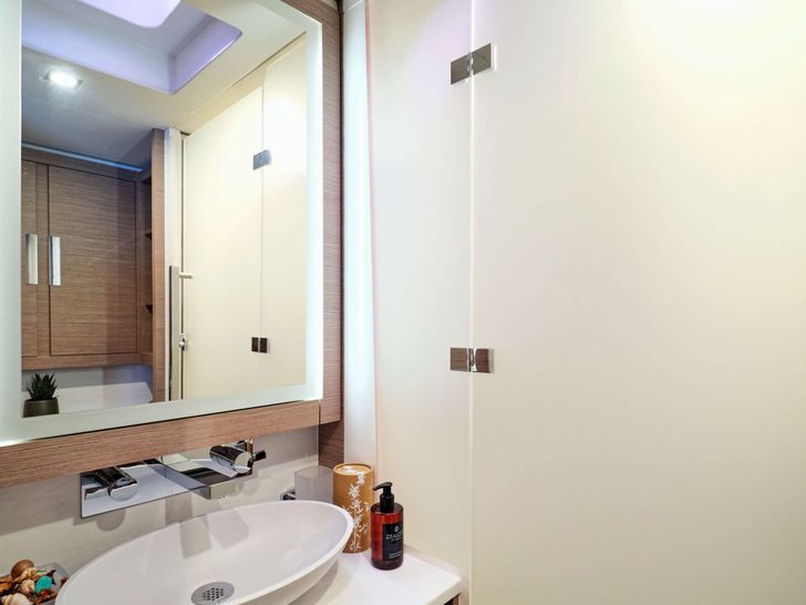 PIXIE Fountaine Pajot Alegria 67 - VIP cabin 2 bathroom PIXIE Fountaine Pajot Alegria 67 - VIP cabin 2 bathroom