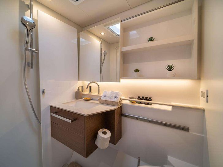 HYDRUS Lagoon 55 - cabin bathroom HYDRUS Lagoon 55 - cabin bathroom