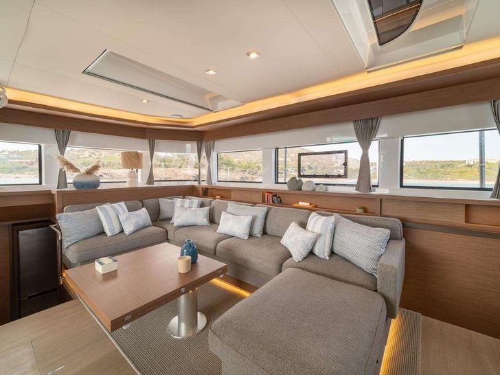 HYDRUS Lagoon 55 - saloon seating area HYDRUS Lagoon 55 - saloon seating area