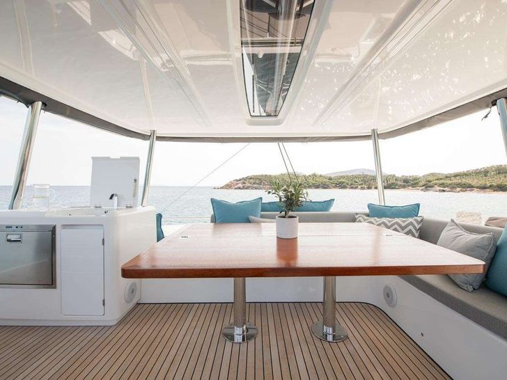 HYDRUS Lagoon 55 - flybridge seating and dining HYDRUS Lagoon 55 - flybridge seating and dining