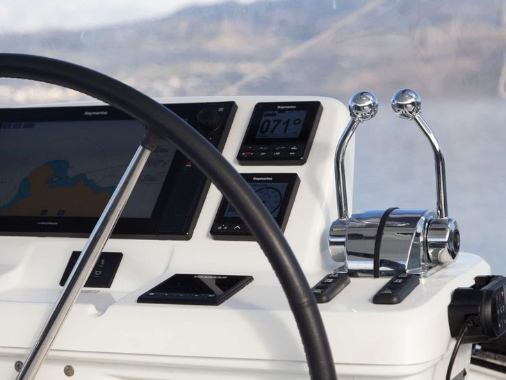 JEWEL Lagoon 51 - helm JEWEL Lagoon 51 - helm