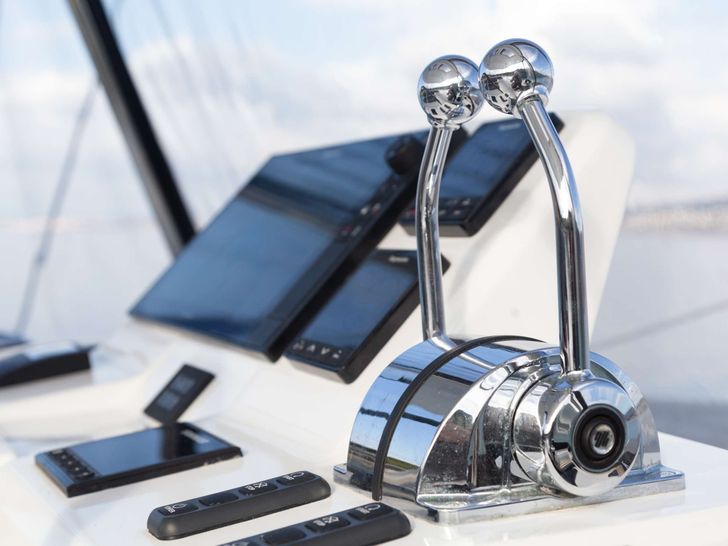 JEWEL Lagoon 51 - controls JEWEL Lagoon 51 - controls