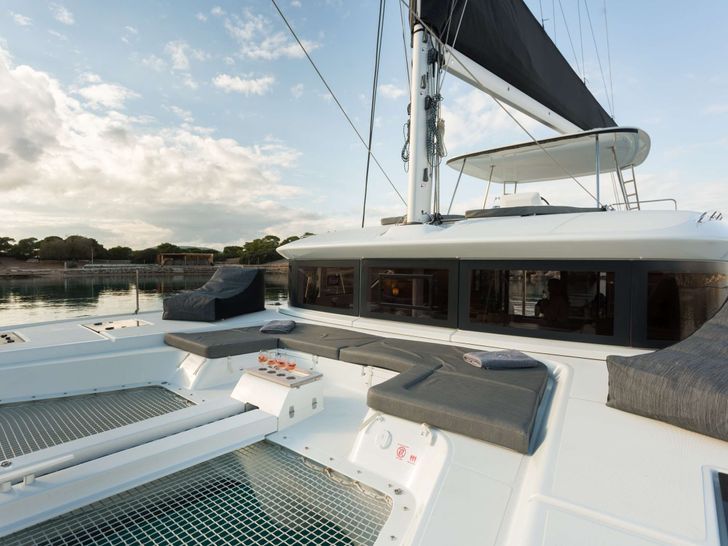 JEWEL Lagoon 51 - foredeck seating and net trampolines JEWEL Lagoon 51 - foredeck seating and net trampolines