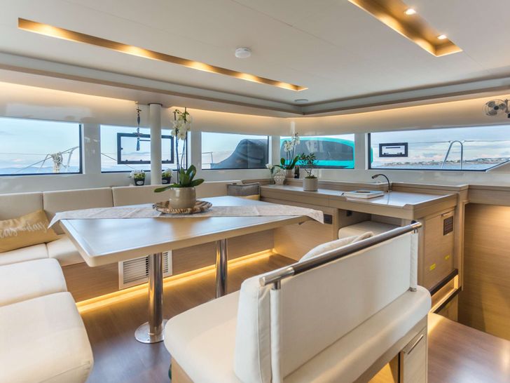 JEWEL Lagoon 51 - main saloon JEWEL Lagoon 51 - main saloon
