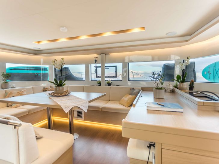 JEWEL Lagoon 51 - saloon dining area JEWEL Lagoon 51 - saloon dining area