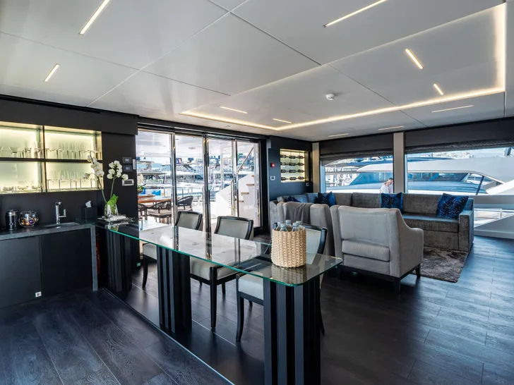 ROMEO FOXTROT Hargrave 118 - sky lounge bar ROMEO FOXTROT Hargrave 118 - sky lounge bar
