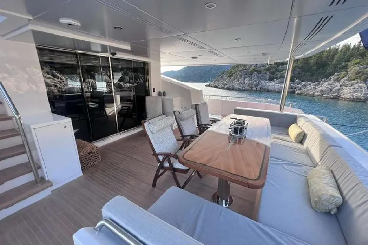 Charter Yacht ROMEO FOXTROT - Hargrave 116 - 5 Cabins - Nassau - Staniel Cay - Exumas