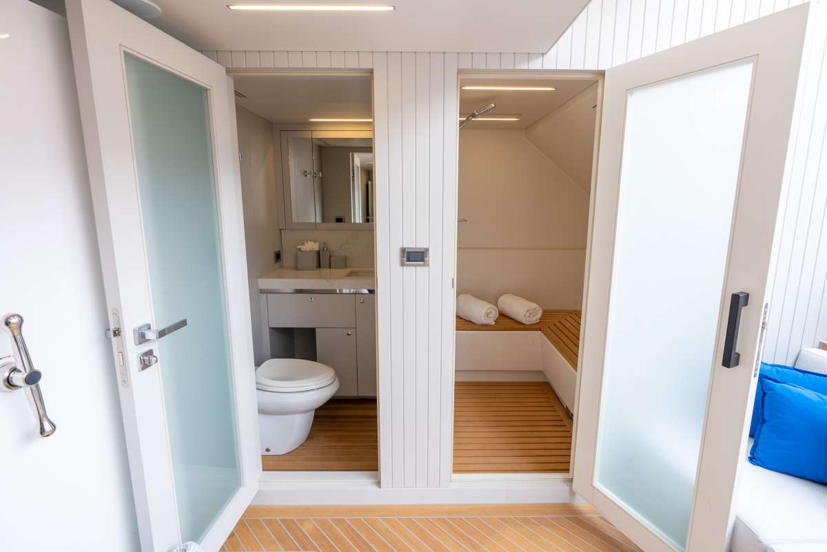 Charter Yacht ROMEO FOXTROT - Hargrave 118 - 5 Cabins - Nassau - Exumas - Bahamas
