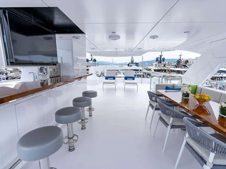 ROMEO FOXTROT Hargrave 118 - sundeck bar and alfresco dining area ROMEO FOXTROT Hargrave 118 - sundeck bar and alfresco dining area
