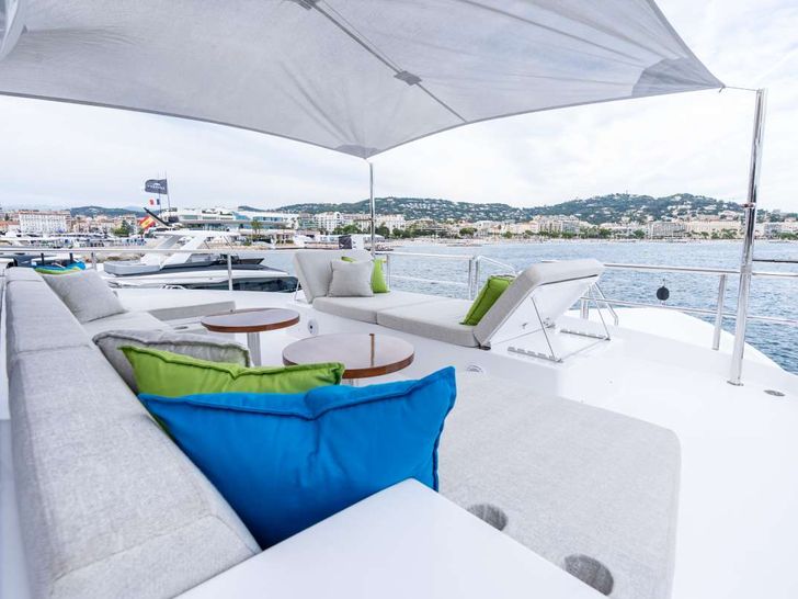 ROMEO FOXTROT Hargrave 118 - foredeck lounge ROMEO FOXTROT Hargrave 118 - foredeck lounge