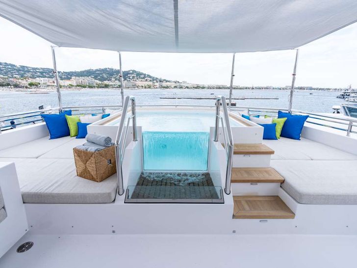 ROMEO FOXTROT Hargrave 118 - sundeck jacuzzi ROMEO FOXTROT Hargrave 118 - sundeck jacuzzi