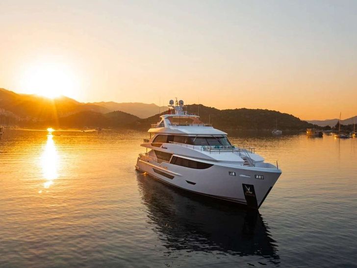 ROMEO FOXTROT - Exterior ROMEO FOXTROT - Exterior