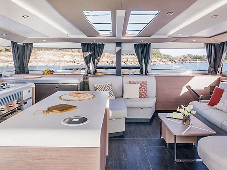 BEYOND Fountaine Pajot Aura 51 - saloon BEYOND Fountaine Pajot Aura 51 - saloon