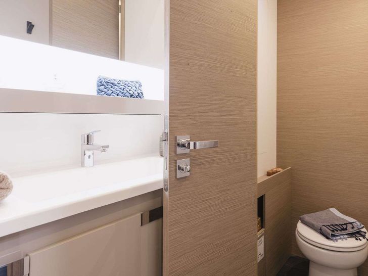 BEYOND Fountaine Pajot Aura 51 - cabin bathroom BEYOND Fountaine Pajot Aura 51 - cabin bathroom