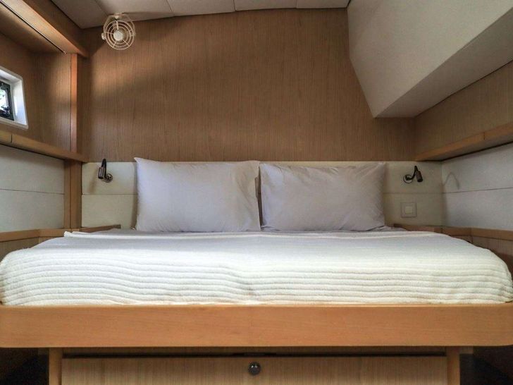 ECLIPSE - Lagoon 52 ECLIPSE - Lagoon 52