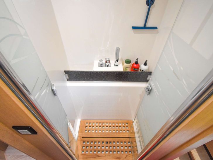 ROGUE - shower ROGUE - shower